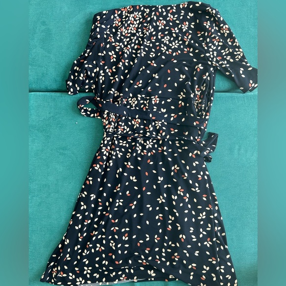 Motherhood Maternity Navy Patterned Wrap Dress Size Medium - Picture 4 of 6